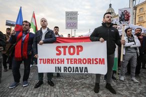 Foto: "Genocida v přímém přenosu." Lidé v Praze demonstrovali proti turecké invazi