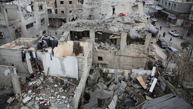 Pohled na zničenou budovu po izraelském náletu v Pásmu Gazy