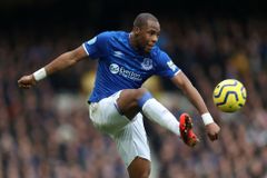 Fotbalista Evertonu baví internet. Při střídání zjistil, že si zapomněl štulpnu