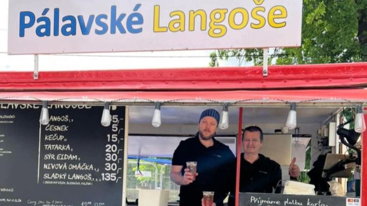 Langoši jak od babičky ukradl dívce srdce. Peněženku vám ale tahle lahůdka nevyplení; Zdroj foto: Pálavské langoše