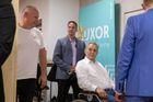 Obrazem: Zeman měl v Praze autogramiádu Spiknutí. Dorazil i Kajínek nebo Rajchl