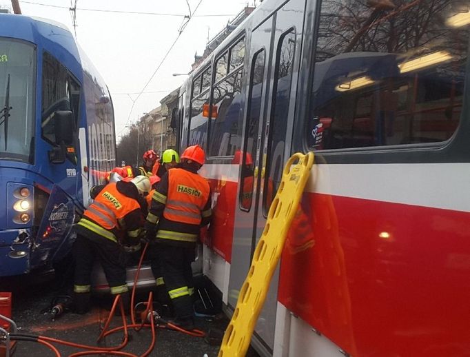 v ulici Veveří v Brně srazily dvě tramvaje a osobní vůz. Zraněný je pouze řidič auta.