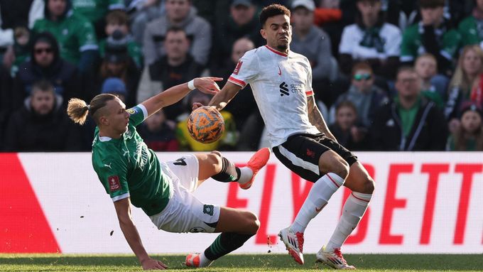 Exslávista Maksym Talovjerov (vlevo) v dresu Plymouthu atakuje v utkání Anglického poháru liverpoolskou hvězdu Luise Diaze