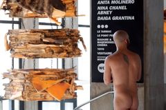 Třicet nahých mužů a žen navštívilo výstavu, která řeší genderové nerovnosti v umění
