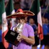 Rafael Nadal se raduje s trofejí pro vítěze na turnaji v Acapulku