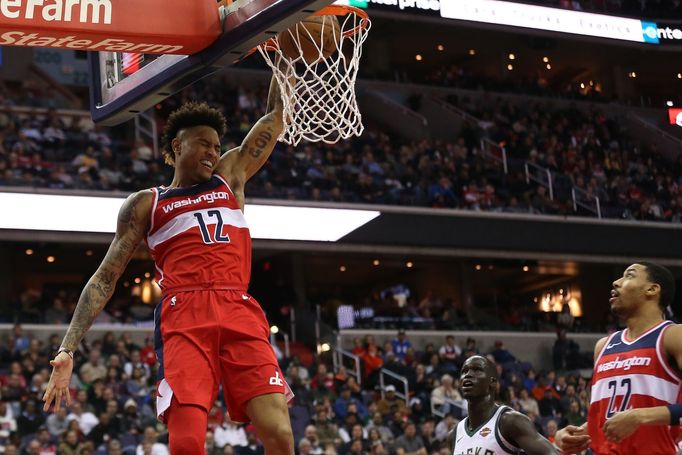 Kelly Oubre jr. z Washingtonu skóruje v duelu s Milwaukee