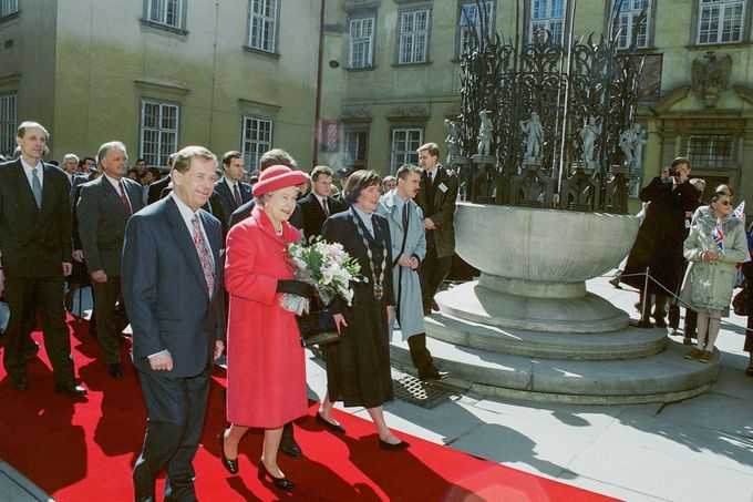Britská královna Alžběta II. s Václavem Havlem při návštěvě Brna v roce 1996.