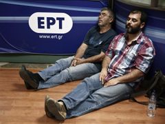 Mnozí zaměstnanci v aténském ústředí televize nocovali.