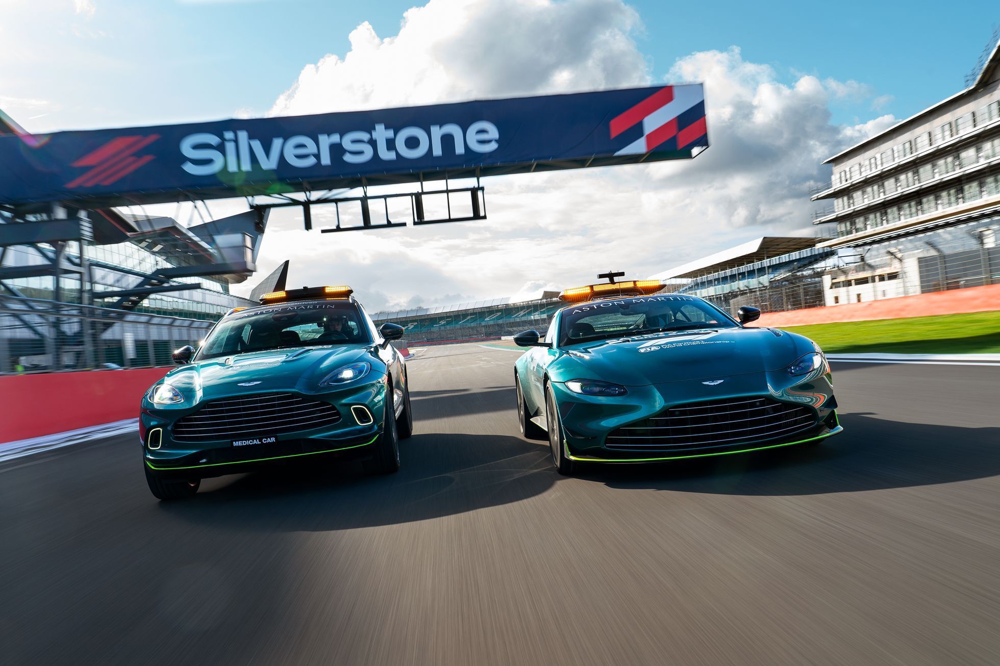 Nový medical a safety car Aston Martin pro závody F1 (2021)