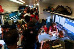 Policie zadržela ve vlacích v Břeclavi na 200 uprchlíků
