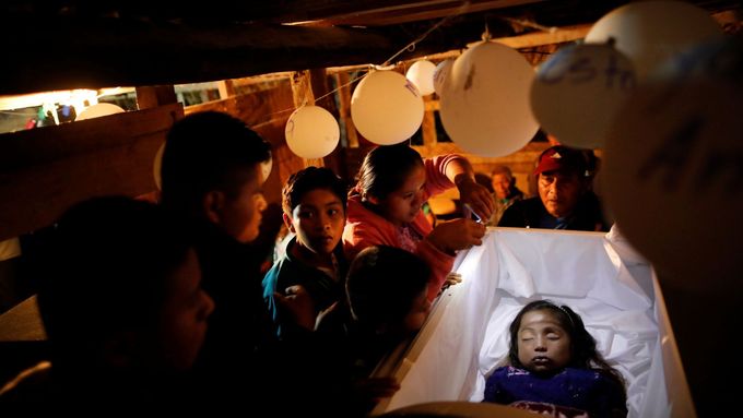 Zemřelý chlapce je již druhé dítě z Guatemaly, jež zahynulo po přechodu hranice do USA v nemocnici. První byla sedmiletá dívka, jejíž tělo vrátili do domovské vesnice, kde se s ní lidé rozloučili.