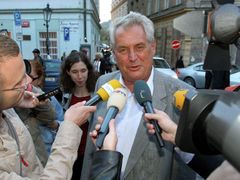 Miloš Zeman podporuje Stranu důstojného života, ale na předvolební shromáždění s ní jezdit nebude