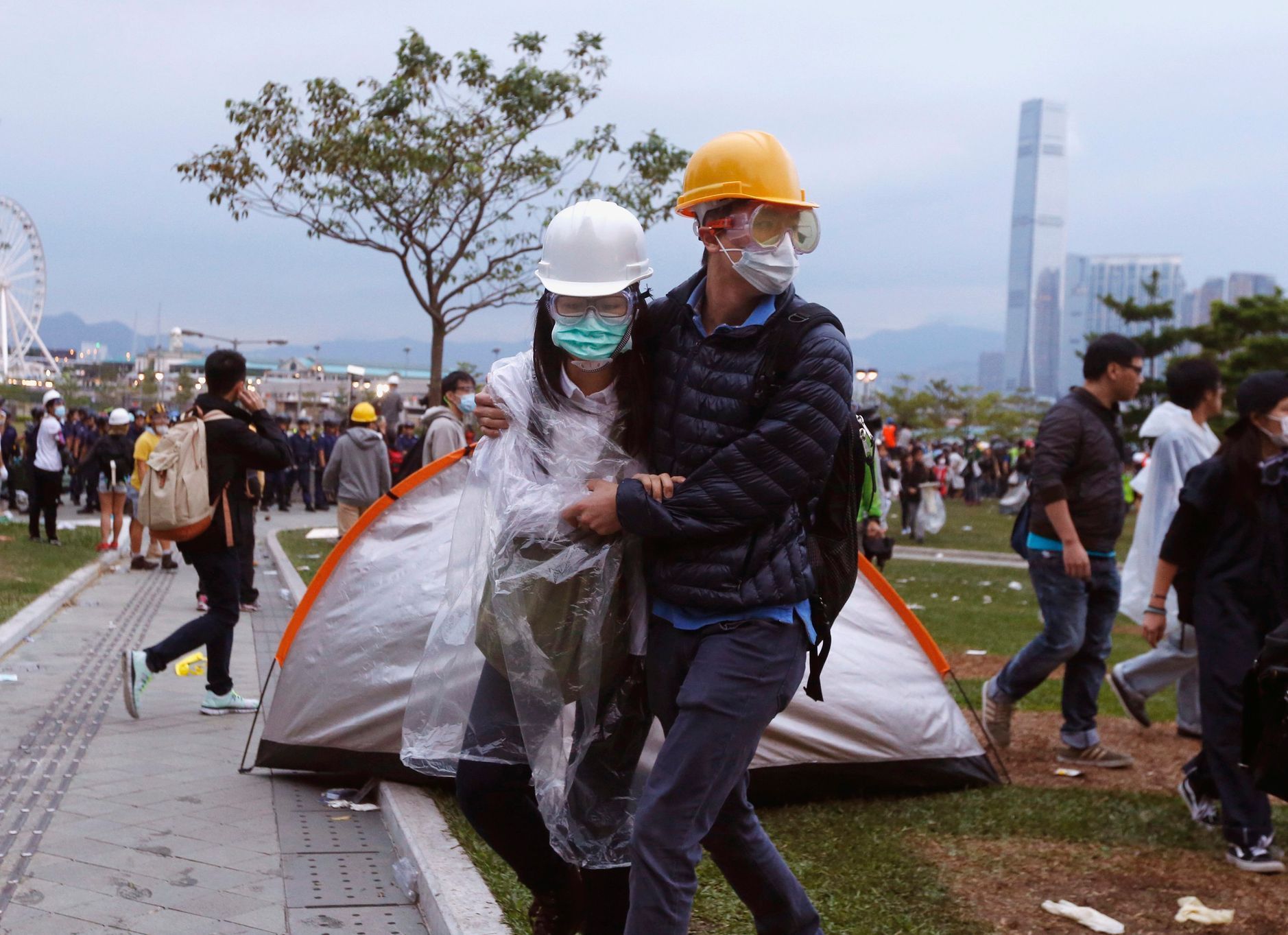 Střety demonstrantů s policisty v Hongkongu - 1. prosince