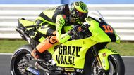 Stejně byly "vymóděné" také motorky Rossiho stáje Sky VR46 Avintia. V MotoGP na jednu z nich usedl také jeho nevlastní bratr Luca Marini.