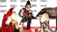 Kittilä, Finsko: Vítěz Světového poháru ve slalomu brazilský lyžař Lucas Pinheiro Braathen slaví triumf a krmí soba Santa Clause.​