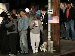 Ranní fronta před volební místností v Los Angeles.