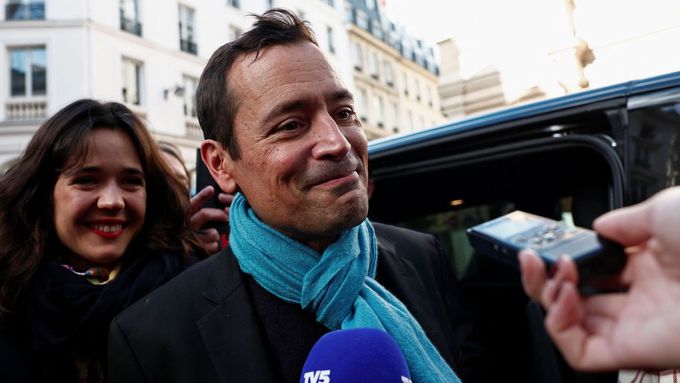 Jean-Baptiste Andrea, čerstvý vítěz Goncourtovy ceny, po příjezdu k pařížské restauraci Drouant.