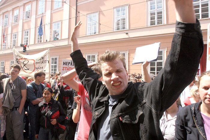 Studenti demostrovali proti státní maturitě