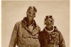 Historické fotky Edmunda Hillaryho. Jako první zdolal Everest, pak dobyl i oba póly