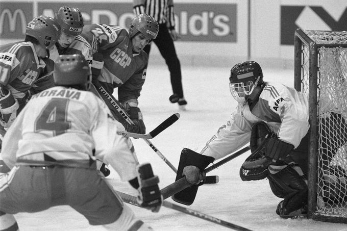 Brankář Dominik Hašek a obránce Miloslav Hořava brání před sovětským útočníkem Sergejem Makarovem během MS v ledním hokeji 1987 ve Vídni.