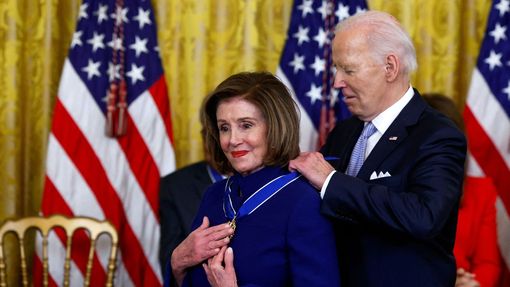 Bývalá šéfka Sněmovny reprezentantů Nancy Pelosiová a americký prezident Joe Biden při předávání Prezidentské medaile svobody v květnu 2024