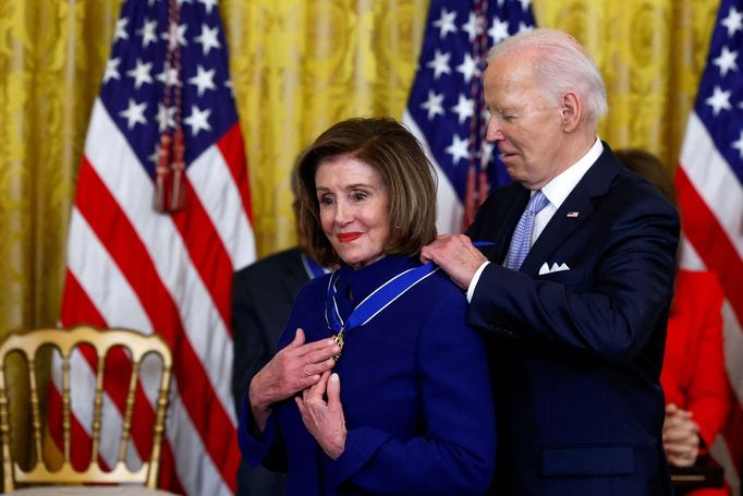 Bývalá šéfka Sněmovny reprezentantů Nancy Pelosiová a americký prezident Joe Biden při předávání Prezidentské medaile svobody v květnu 2024