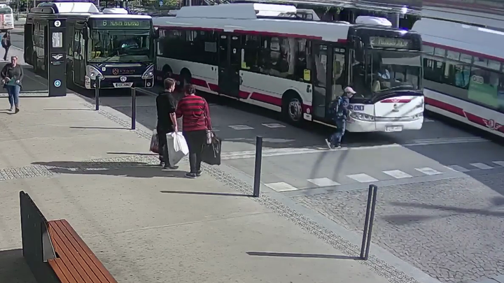 Chlapce v Pardubicích srazil trolejbus, policie pro výstrahu zveřejnila video