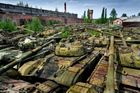 FOTO Nevšední hřbitov. Na Ukrajině leží ladem stovky tanků