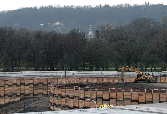 Pražský magistrát se dohodnul s firmou Metrostav, že objížďka kolem tunelu nepovede přes park, ale vedle, za plotem staveniště na Letné.