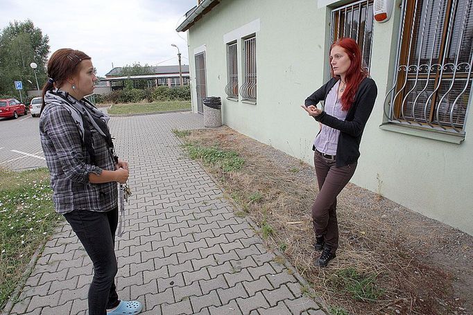  Pracovnice sociálních služeb si myslí, že bez jejich soustavné péče by vesnička fungovat nemohla. Fotografování uvnitř nemají kompetenci mi dovolit.