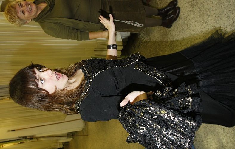 Ewa Farna si zkouší kostýmy k novému klipu Lalalaj.