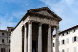 Památek na římskou nadvládu je zde několik. Třeba tento Augustův chrám zbudovaný v prvním století našeho letopočtu, který se po odchodu Římanů proměnil například v křesťanský kostel i sklad obilí. Dnes je v něm muzeum.