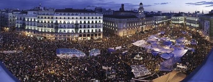 Obsazení náměstí Puerta del Sol, Madrid, 2011, foto (c) archiv CCCB Mezi oceněné krátkodobé zásahy do veřejného prostoru patří obsazení madridského náměstí Puerta del Sol v květnu 2011. Během rozsáhlé demonstrace zde vznikla neustále se měnící struktura zahrnující různé stany, konstrukce a transparenty.