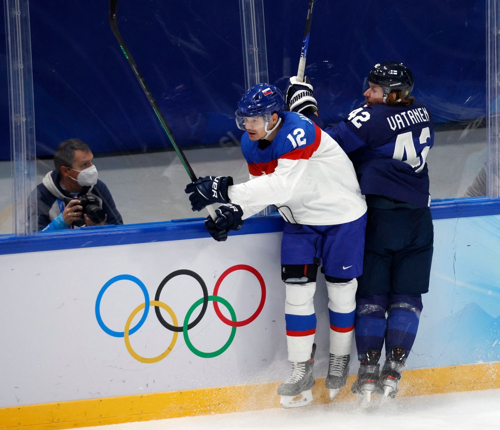 Miloš Kelemen a Sami Vatanen v semifinále Slovensko - Finsko na ZOH 2022 v Pekingu