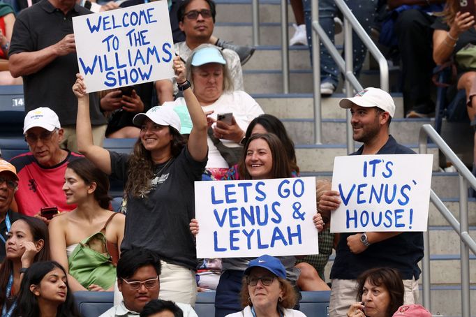 Fanoušci s plakáty na podporu Venus Williamsové při čtvrtfinále čtyřhry na US Open 2025