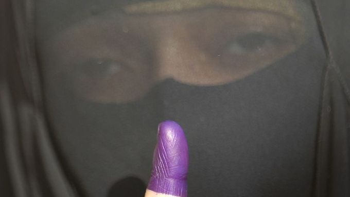 Irácká žena odvolila. Prsty se značkují inkoustem, aby nikdo nešel volit vícekrát.
