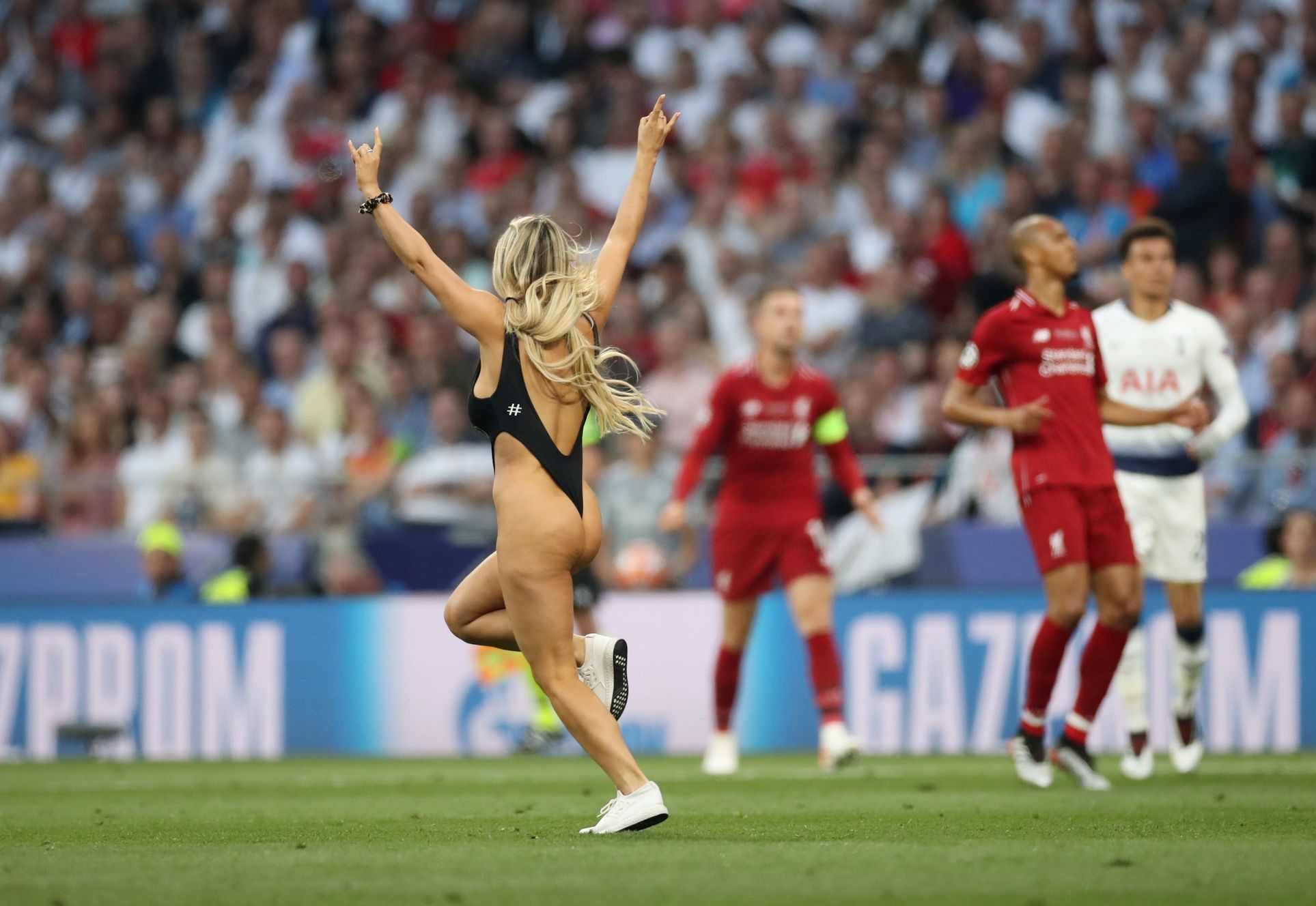 Fanynka, která vběhla na hřiště během finále Ligy mistrů Tottenham - Liverpool