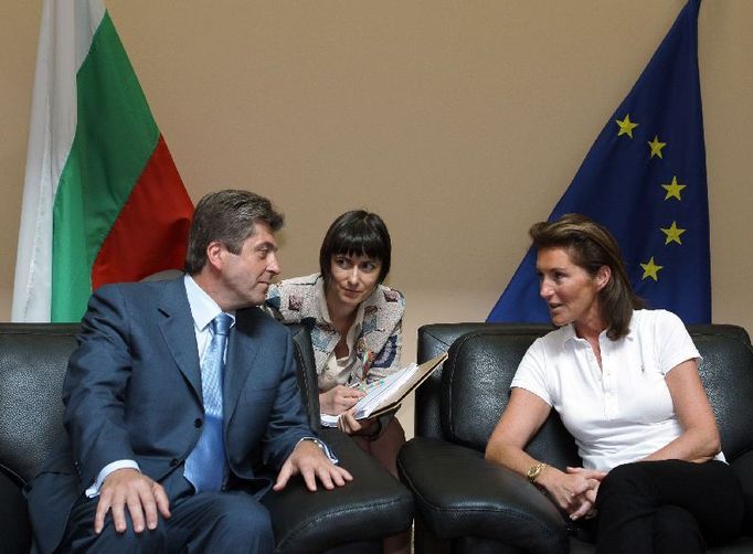 Bulgarian President Georgi Parvanov (L) listens to France's First Lady Cecilia Sarkozy (R) during their meeting at Sofia airport July 24, 2007. Six foreign medics convicted of infecting Libyan children with HIV arrived in Sofia on Tuesday after being freed by Libya under a deal with the European Union. REUTERS/Dimitar Dilkoff/Pool (BULGARIA)