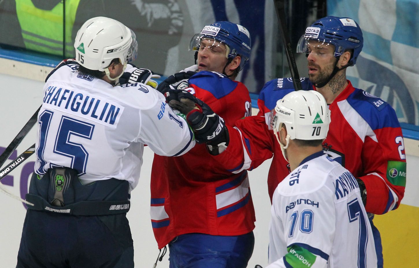 Hokejisté Dynama Moskva Grigorij Šafigulin a Konstantin Kasjančuk brání Michala Sersena a Jakuba Klepiše v utkání KHL 2012/13 proti Lvu Praha.