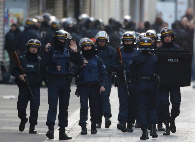 Podle reportéra France Inter při zásahu zemřela žena, která měla připnutý pás s výbušninami. AFP napsala, že se odpálila.