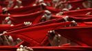 Revellers hold up their red scarves during the start of the San Fermin Festival in Pamplona July 6, 2012. The annual festival, best known for its daily running of the bulls, kicked off on Friday with the traditional "Chupinazo" rocket launch and will run until July 14. REUTERS/Eloy Alonso (SPAIN - Tags: SOCIETY ANNIVERSARY) Published: Čec. 6, 2012, 11:59 dop.