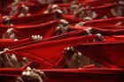 Červeným "barvivem" jsou tisíce červených šátků, které lidé drží v rukou.