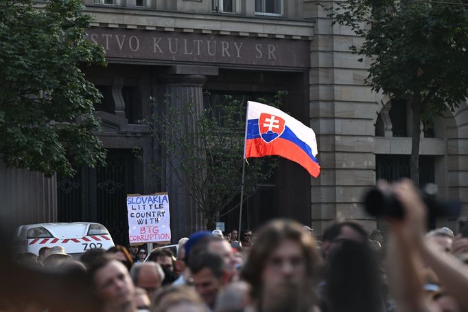 Snímek z úterní demonstrace v Bratislavě proti ministryni kultury Martině Šimkovičové.