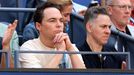 Herec Jim Parsons, známý především jako Sheldon Cooper ze sitcomu Teorie velkého třesku, sleduje čtvrtfinále US Open Barbora Krejčíková - Jessica Pegulaová.