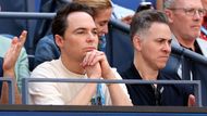 Herec Jim Parsons sleduje čtvrtfinále US Open Barbora Krejčíková - Jessica Pegulaová