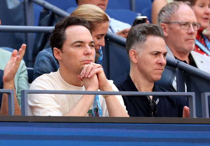 Herec Jim Parsons, známý především jako Sheldon Cooper ze sitcomu Teorie velkého třesku, sleduje čtvrtfinále US Open Barbora Krejčíková - Jessica Pegulaová.