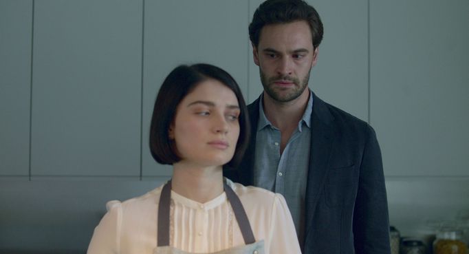 Eve Hewsonová jako Adele a Tom Bateman v roli Davida.