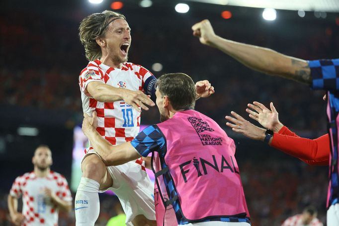 Luka Modrič v semifinále fotbalové Ligy národů mezi Nizozemskem a Chorvatskem