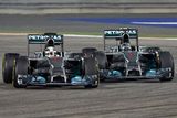 Jenže už historicky první noční Grand Prix Bahrajnu v dubnu přinesla ostrý souboj. Vedoucí Lewis Hamilton se tak bránil atakům Nico Rosberga, až to málem skončilo vzájemnou kolizí.