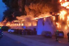 V pražských Letňanech hořela vstupní hala, škoda bude až 200 milionů korun